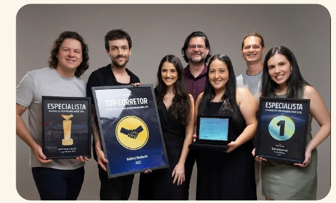 Equipe Borduchi reunida com placas e reconhecimentos profissionais